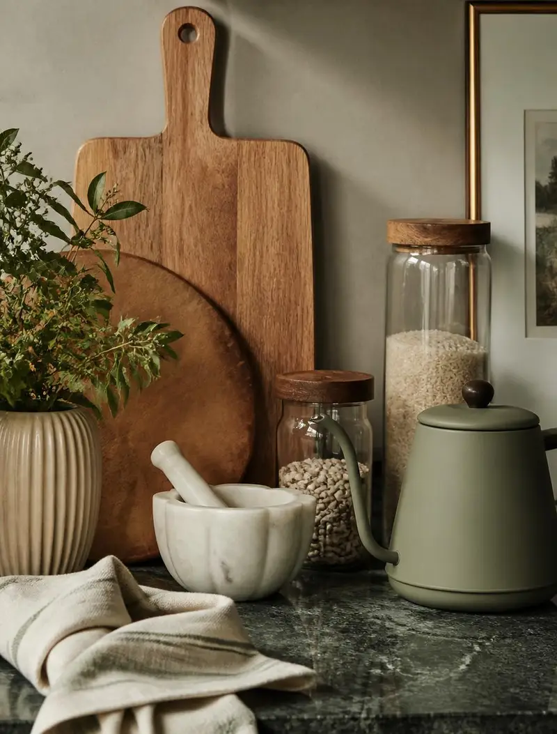 Utensilios de cocina de madera, cerámica y vidrio sobre una encimera